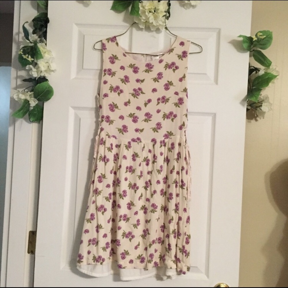 🎉Sale🎉 Sleeveless Floral Dress w/ lace up sides
